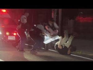 【独自】深夜に刃物男、確保の瞬間　銃刀法違反の疑いで３０代の男を現行犯逮捕　長崎市の城栄商店街近くの路上