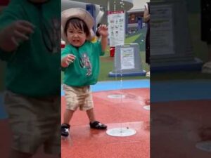 はじめての噴水で事件発生😂/An incident occurred at the first fountain! #赤ちゃん #baby