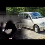 【白昼堂々の強盗事件が防犯カメラに】住人がスマホで異変に気付き知人に連絡＿“不審な車”に乗り込んでいた男2人組「誰だ？」「知り合いだ」と言い逃走…サイドミラーにしがみついた男性ケガ〈北海道深川市〉